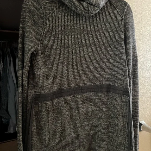Lululemon sweater size 6 worn once - Picture 2 of 5